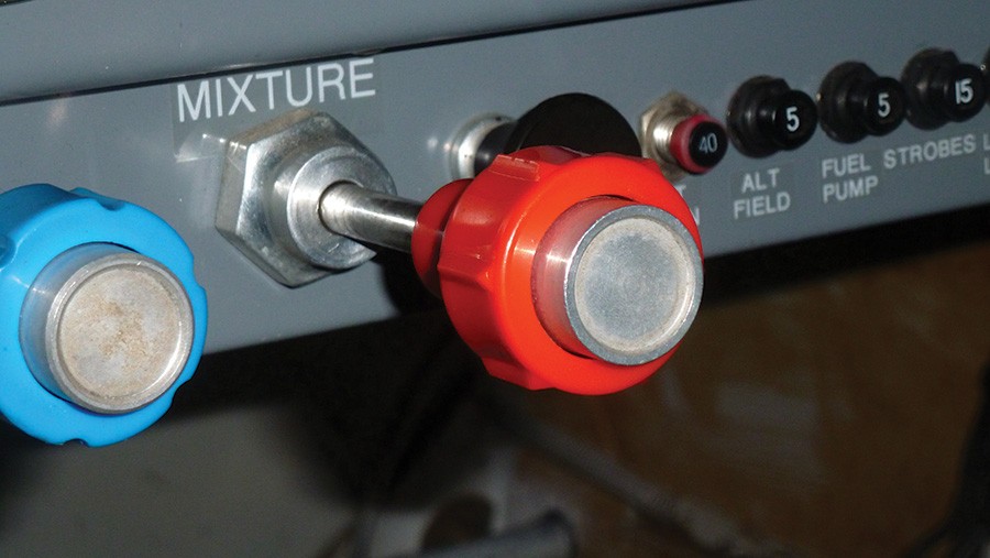 Aircraft engine leaning knob