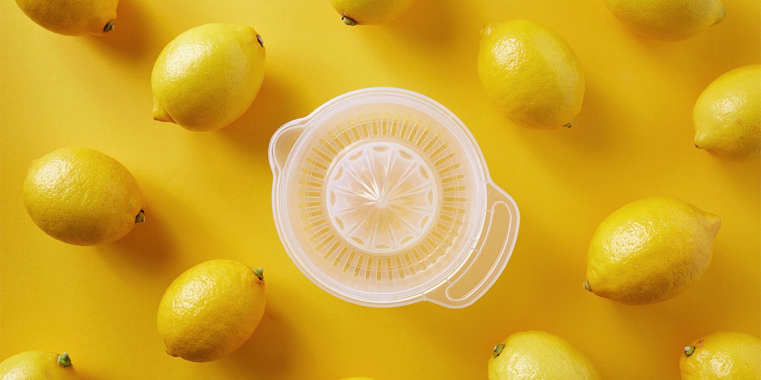 Можно кормящим лимоны. Лимон в кулинарии. Объем лимона. Лимон на желтом фоне. Лимонный перламутр.
